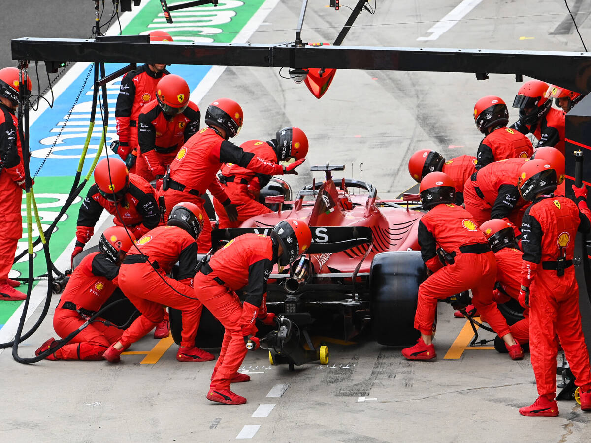 Foto zur News: Horner über Ferrari-Taktik: "Als sie die harten Reifen herausholten, ..."