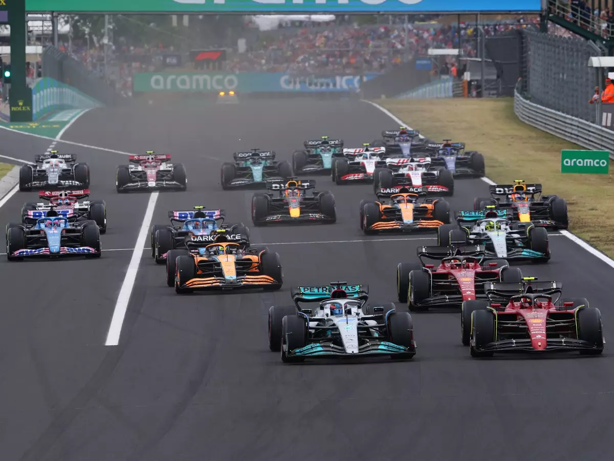 Formel-1-Start beim Grand Prix von Ungarn 2022 auf dem Hungaroring bei Budapest Foto zur News: TV-Quoten Budapest 2022: Gemischte Ergebnisse für Sky und ORF