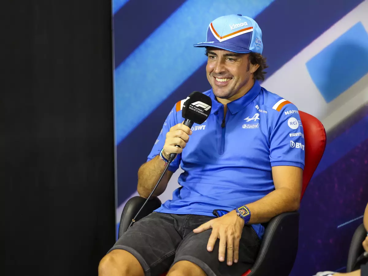 Fernando Alonso Foto zur News: Podcast: "Glaube nicht, dass Alonso und Alpine noch dicke Freunde sind!"