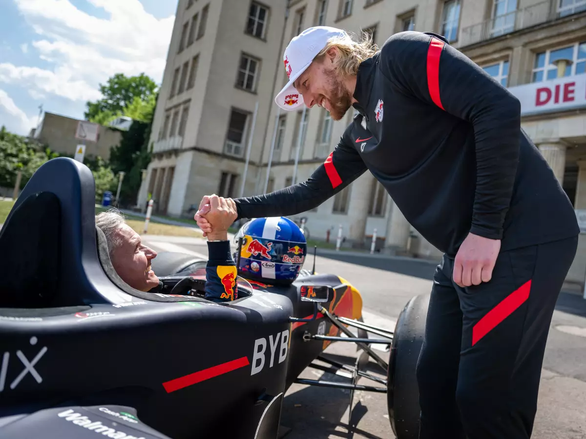 Foto zur News: David Coulthard #AND# Emil Forsberg: Rasante Formel-1-Premiere in Leipzig