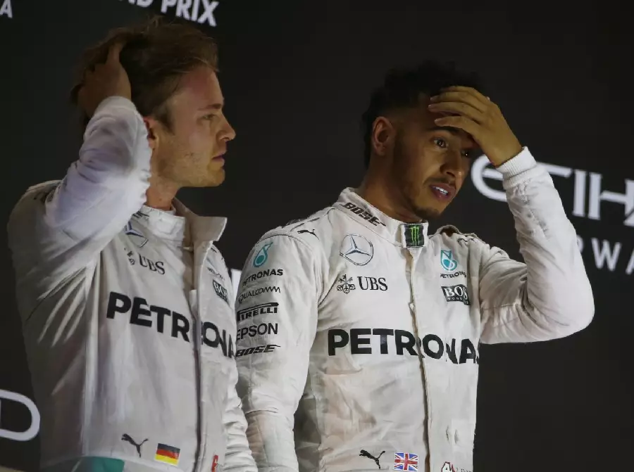 Lewis Hamilton und Nico Rosberg beim Formel-1-Finale 2016 in Abu Dhabi Foto zur News: Lewis Hamilton: Mercedes-Karriere stand Ende 2016 am Scheideweg