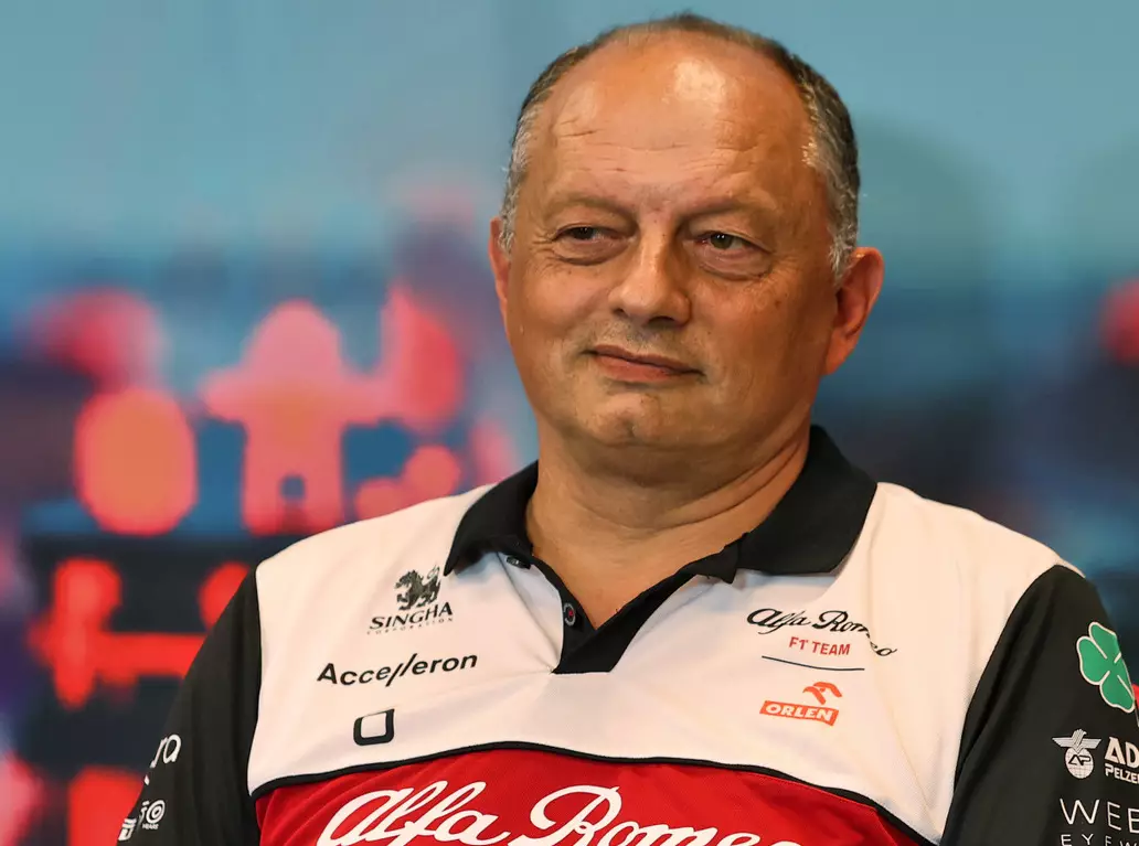 Alfa-Romeo-Teamchef Frederic Vasseur Foto zur News: Trotz Audi-Gerüchten: Vasseur gibt "das Beste" für Alfa Romeo