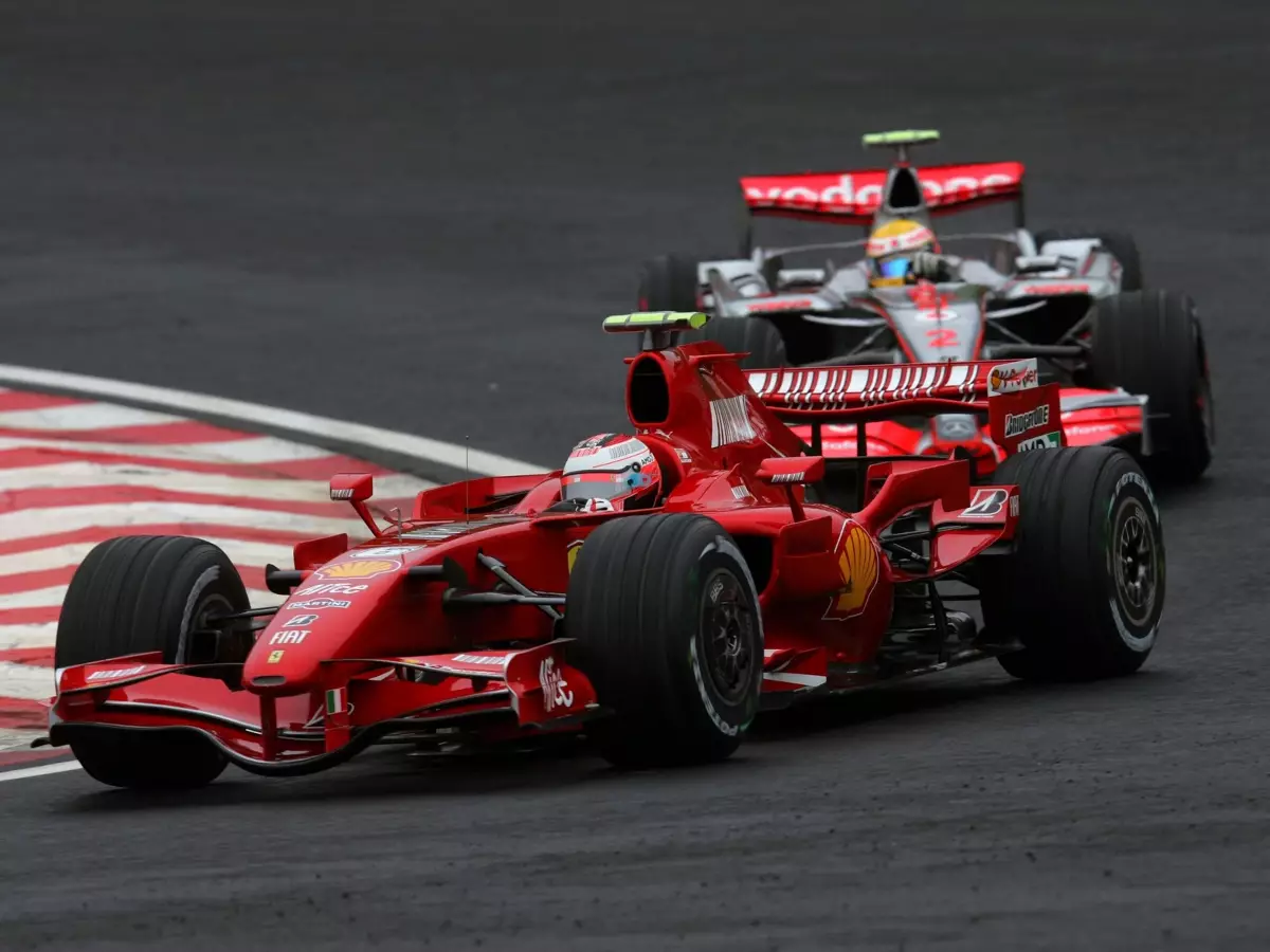 Kimi Räikkönen, Lewis Hamilton Foto zur News: F1-CEO Domenicali: 2007 zeigt, dass Ferrari noch Titelchancen hat!