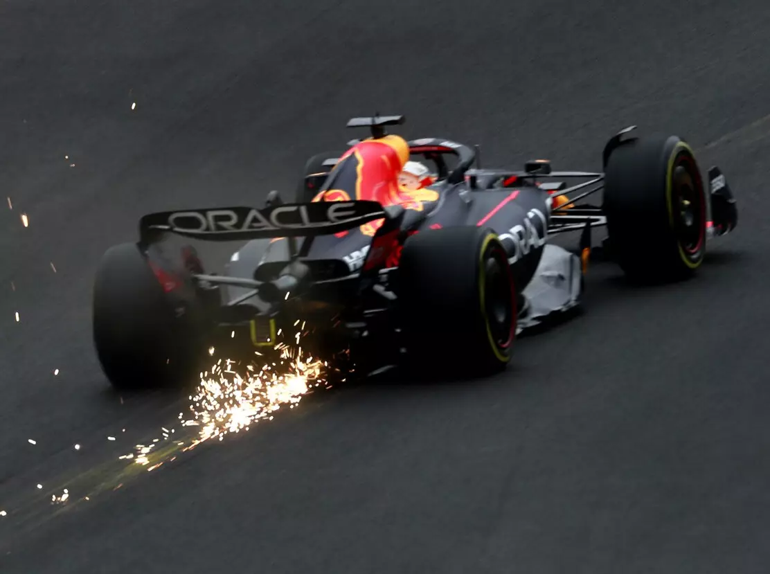 Max Verstappen im Red Bull RB18 bei der Durchfahrt von Eau Rouge und Raidillon in Spa Foto zur News: Überlegene Bestzeit: Aber warum dann ein Motorwechsel für Verstappen?