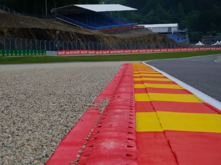 Foto zur News: Neues Kiesbett: Start in Spa muss "vorsichtiger" ausfallen, sagt Verstappen