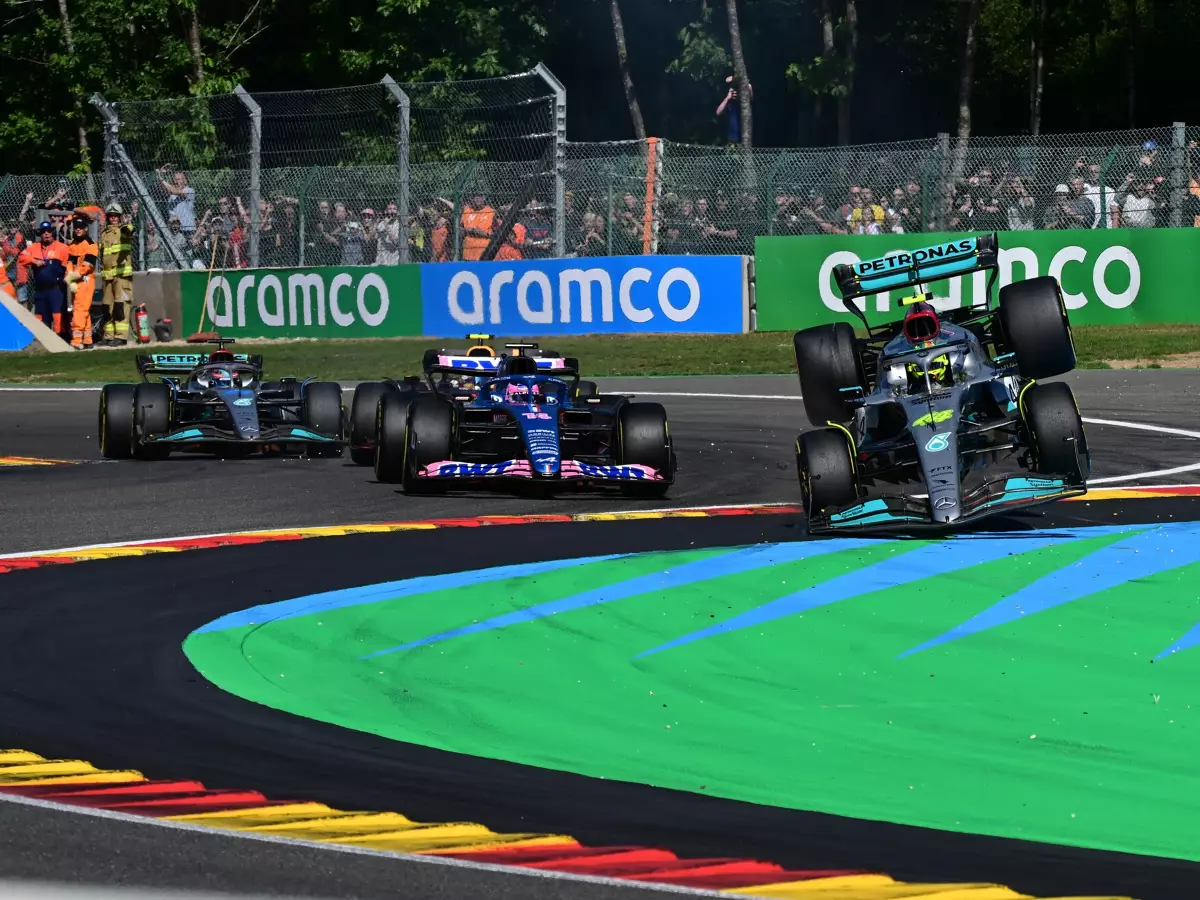 Fernando Alonso, Lewis Hamilton Foto zur News: Nach Spa-Kollision: Hamilton droht mögliche Startplatzstrafe