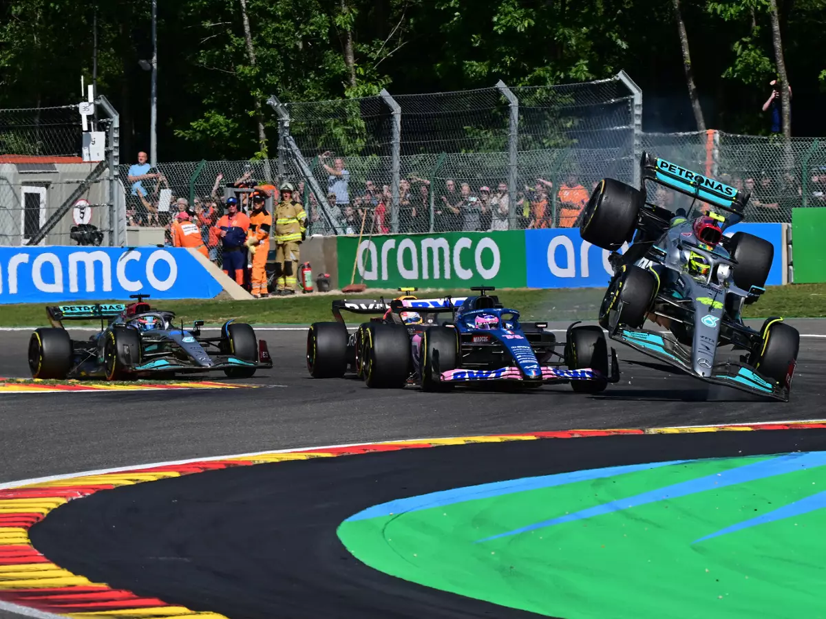 Foto zur News: Lewis Hamiltons Unfall mit Fernando Alonso in Spa: Aufprall mit 45g!