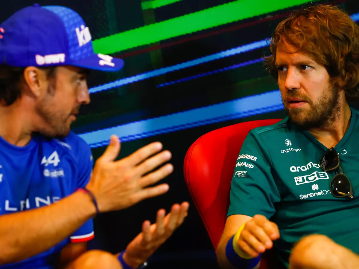 Fernando Alonso mit Sebastian Vettel in einer Formel-1-Pressekonferenz Foto zur News: Mike Krack über Alonso-Wechsel: Wenn wir nicht liefern "wird es schwierig"