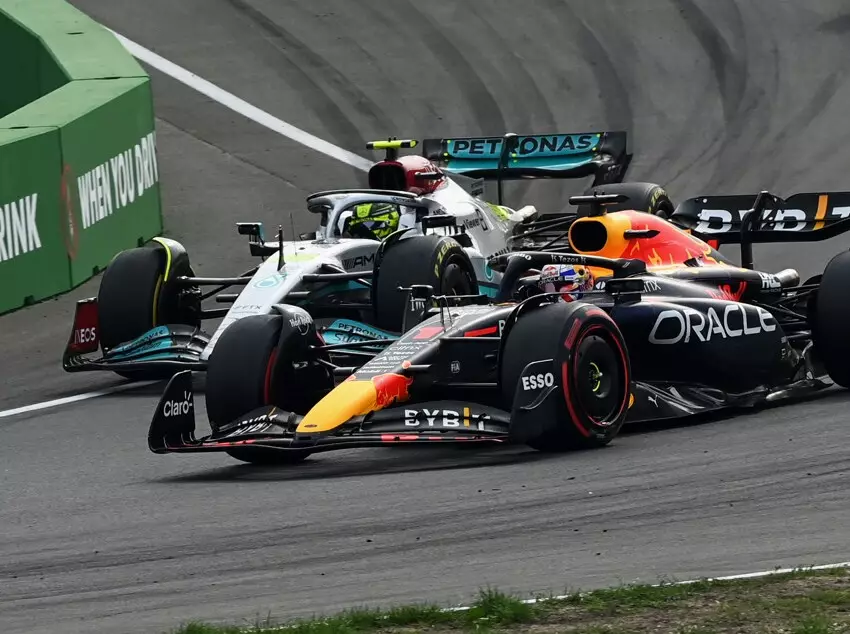 Zandvoort 2022: Max Verstappen im Red Bull überholt Lewis Hamilton im Mercedes Foto zur News: Nico Rosberg an Mercedes: Wenn schon Risiko, dann richtig!