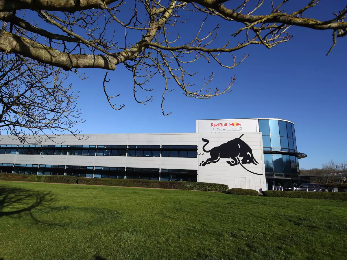 Red-Bull-Fabrik in Milton Keynes Foto zur News: Red Bull #AND# Porsche: Die Pressemitteilung lag schon in der Schublade!