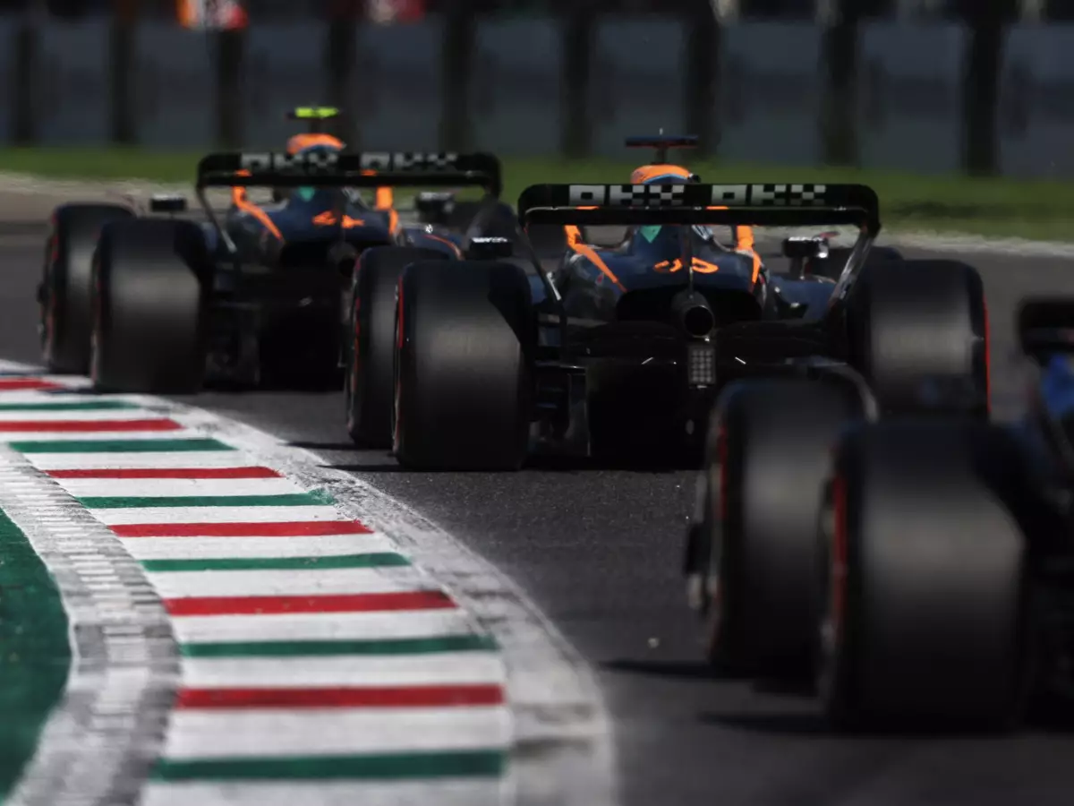Lando Norris vor McLaren-Teamkollege Daniel Ricciardo in Monza 2022 Foto zur News: McLaren in Reihe zwei: Was ist drin für Norris und Ricciardo im Rennen?
