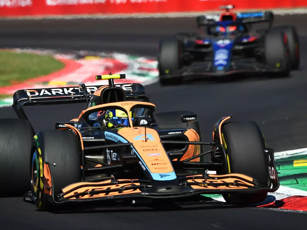Lando Norris im McLaren MCL36 vor Nyck de Vries im Williams FW44 in Monza 2022 Foto zur News: Lando Norris ärgert sich nach P7: "Es hätte Platz fünf sein müssen!"