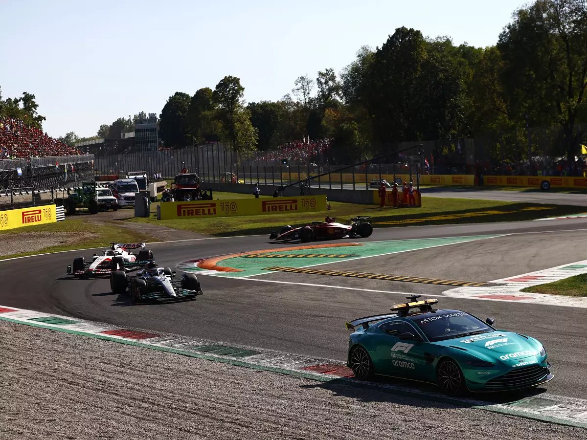 George Russell, Kevin Magnussen, Carlos Sainz Foto zur News: Wie Abu Dhabi 2021 zum Safety-Car-Finish in Monza führte
