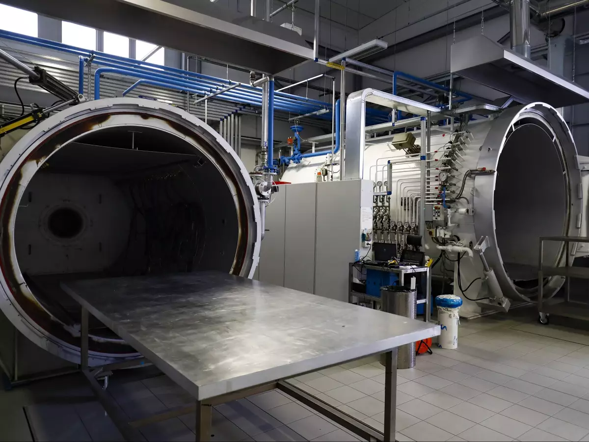 Autoklaven in der AlphaTauri-Fabrik in Faenza Foto zur News: "Inside AlphaTauri": Mit Franz Tost einmal Formel-1-Fabrik von innen sehen!