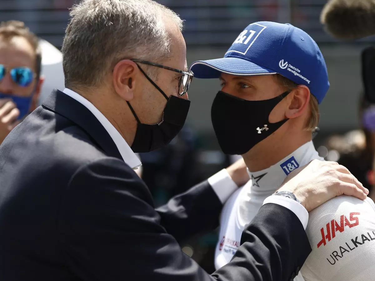 Foto zur News: Stefano Domenicali: "Name Schumacher bleibt der Formel 1 erhalten"