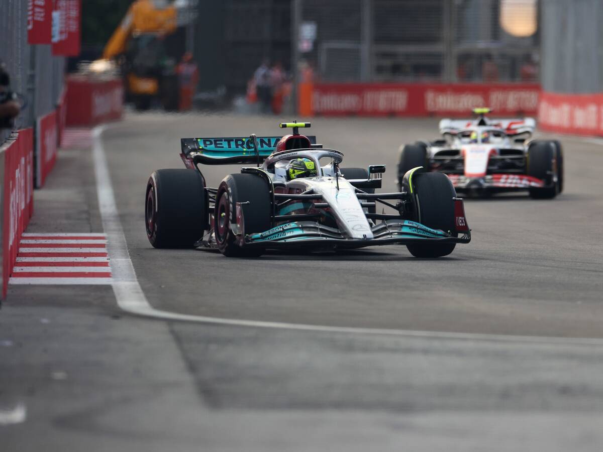 Foto zur News: F1-Training Singapur: Lewis Hamilton vor Verstappen und Leclerc
