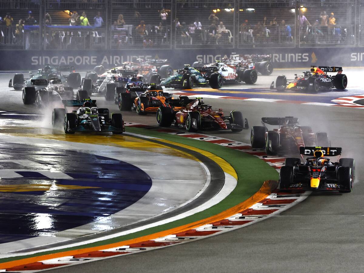 Foto zur News: F1-Rennen 2022: Sergio Perez gewinnt zermürbenden Thriller in Singapur!