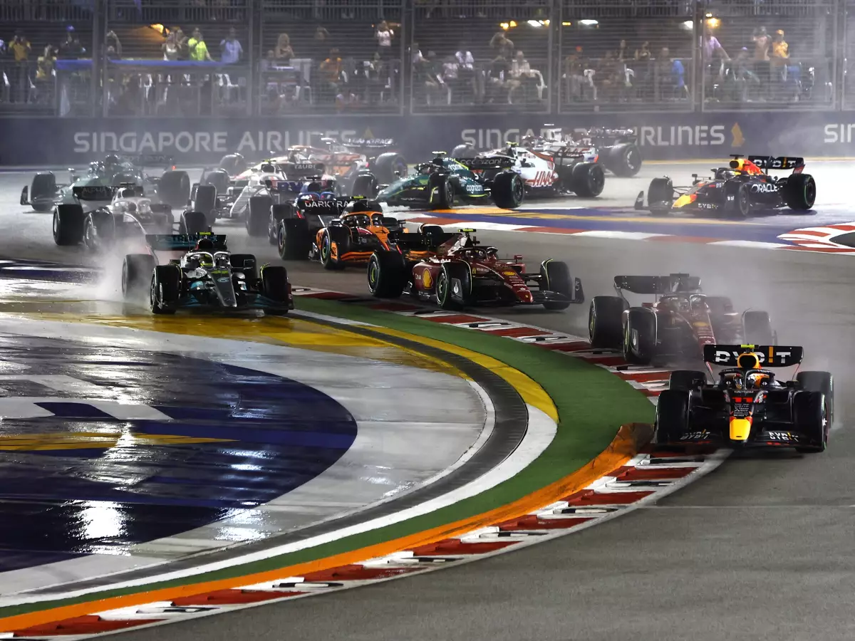 Foto zur News: F1-Rennen 2022: Sergio Perez gewinnt zermürbenden Thriller in Singapur!