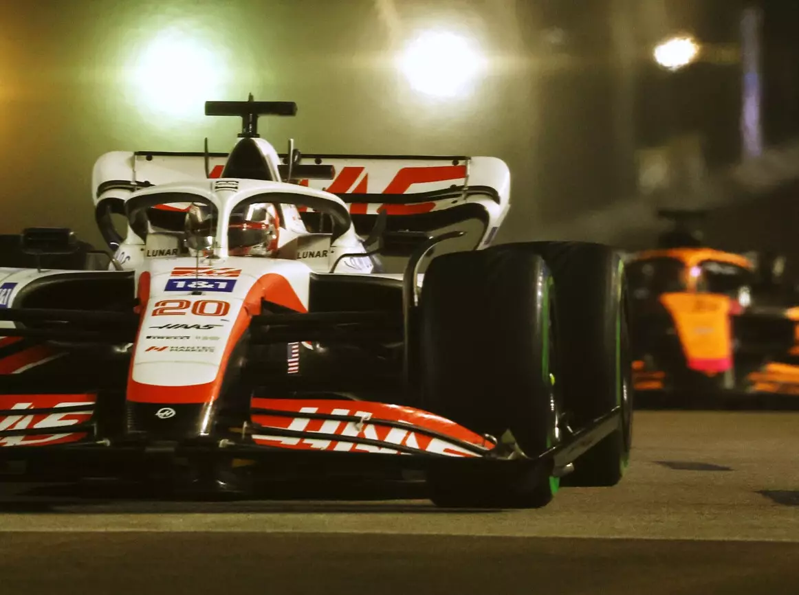 Kevin Magnussen mit Schaden an der Frontflügel-Endplatte Foto zur News: Kevin Magnussen: "Man wird doch wohl noch einen Kratzer haben dürfen!"