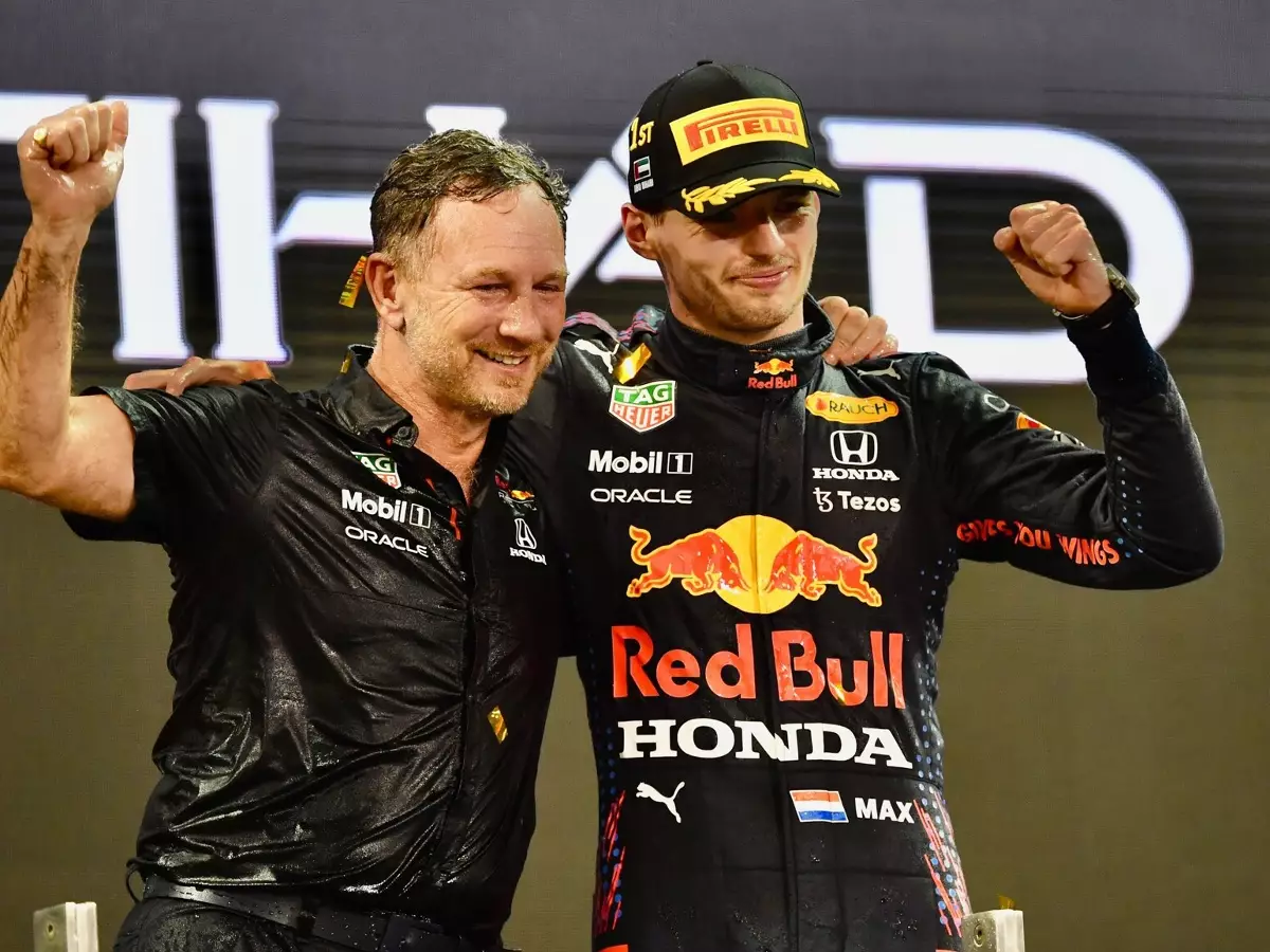 Christian Horner und Max Verstappen feiern den WM-Titel 2021 in Abu Dhabi Foto zur News: Budgetobergrenze: Sollte eine WM nachträglich korrigiert werden?