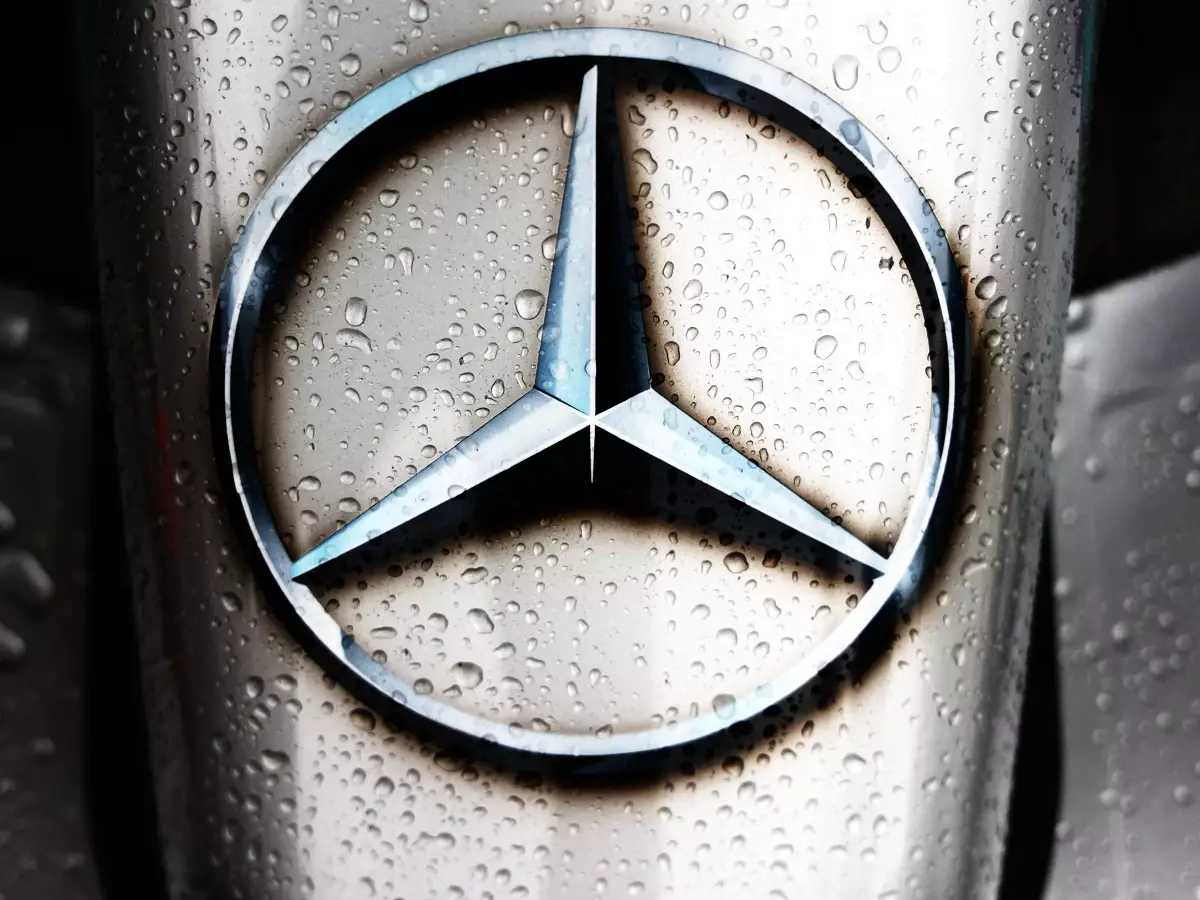 Mercedes-Logo im Regen Foto zur News: Mercedes: "Schmerzhafte" Budgetgrenze wird an 2021er-Geschäftszahlen deutlich