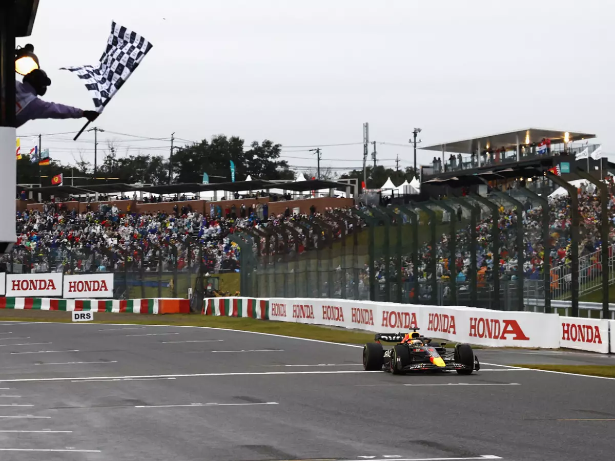 Foto zur News: Verwirrung um Rennende in Suzuka: Wurde Verstappen zu früh abgewinkt?