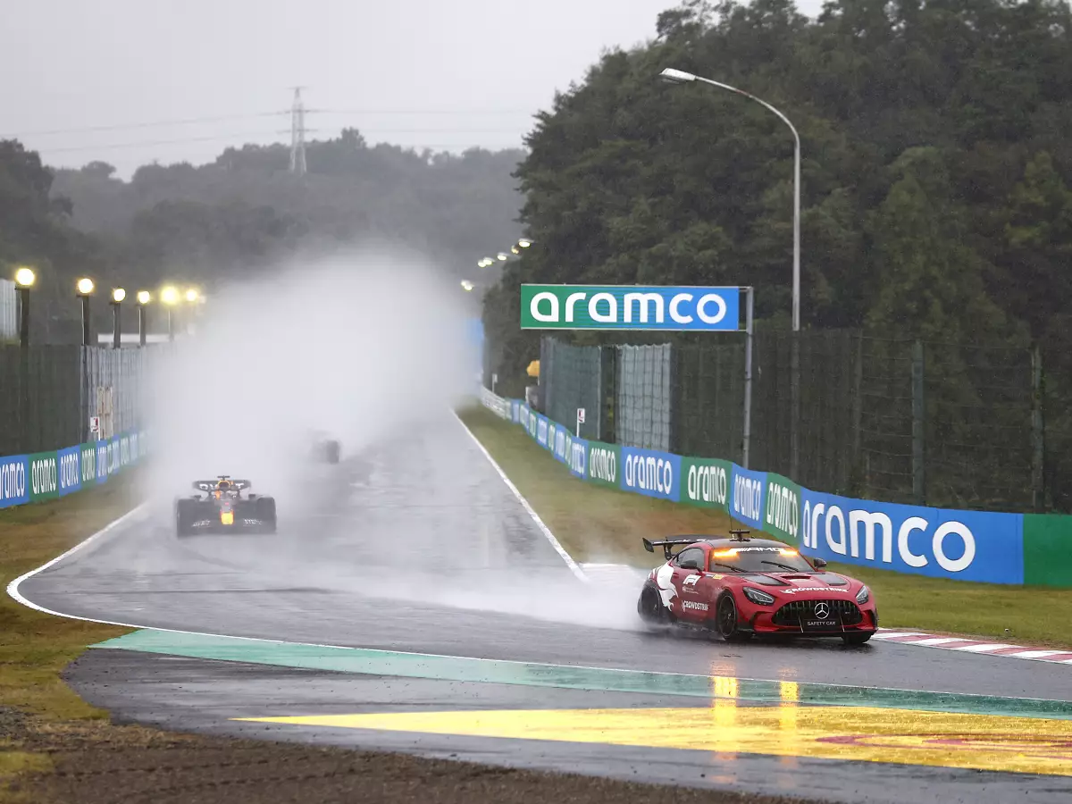 Foto zur News: F1-Fahrer hinter Safety-Car geben zu: Haben Kran in der Gischt nicht gesehen