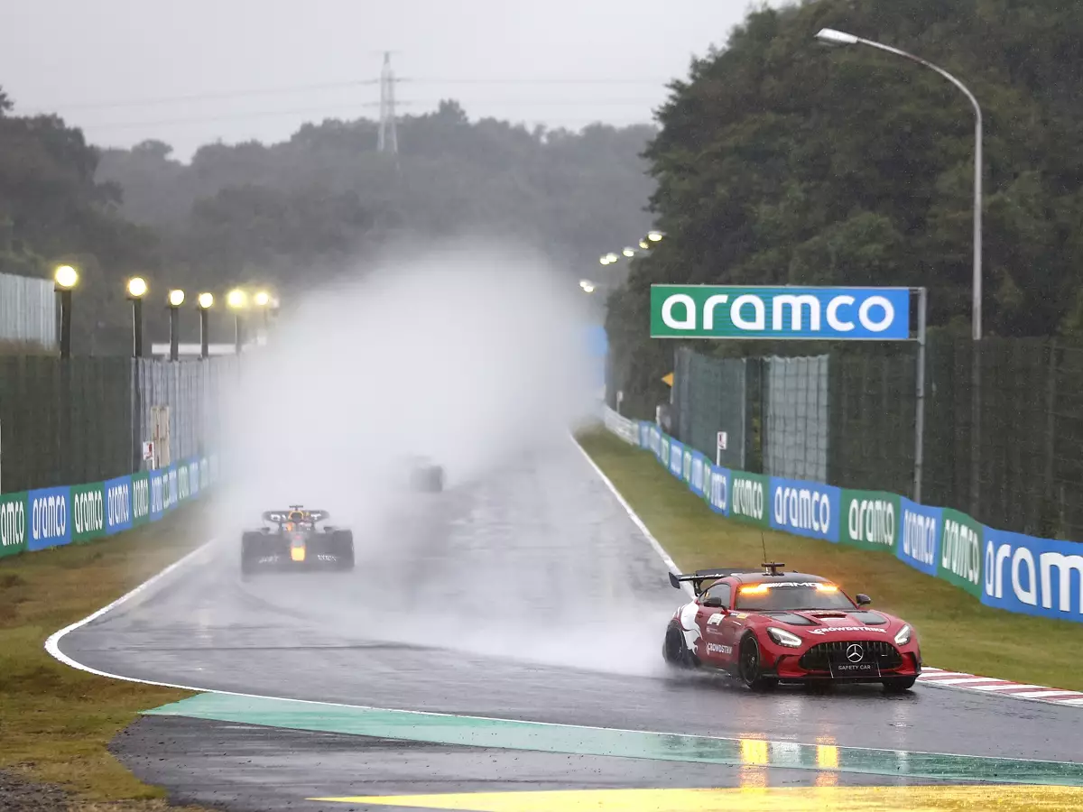 Max Verstappen Foto zur News: F1-Fahrer fordern nach Suzuka: "Keine Kräne auf der Strecke!"
