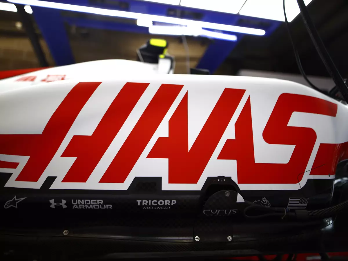 Haas VF-22 Foto zur News: Offiziell: MoneyGram wird neuer Haas-Titelsponsor ab 2023!