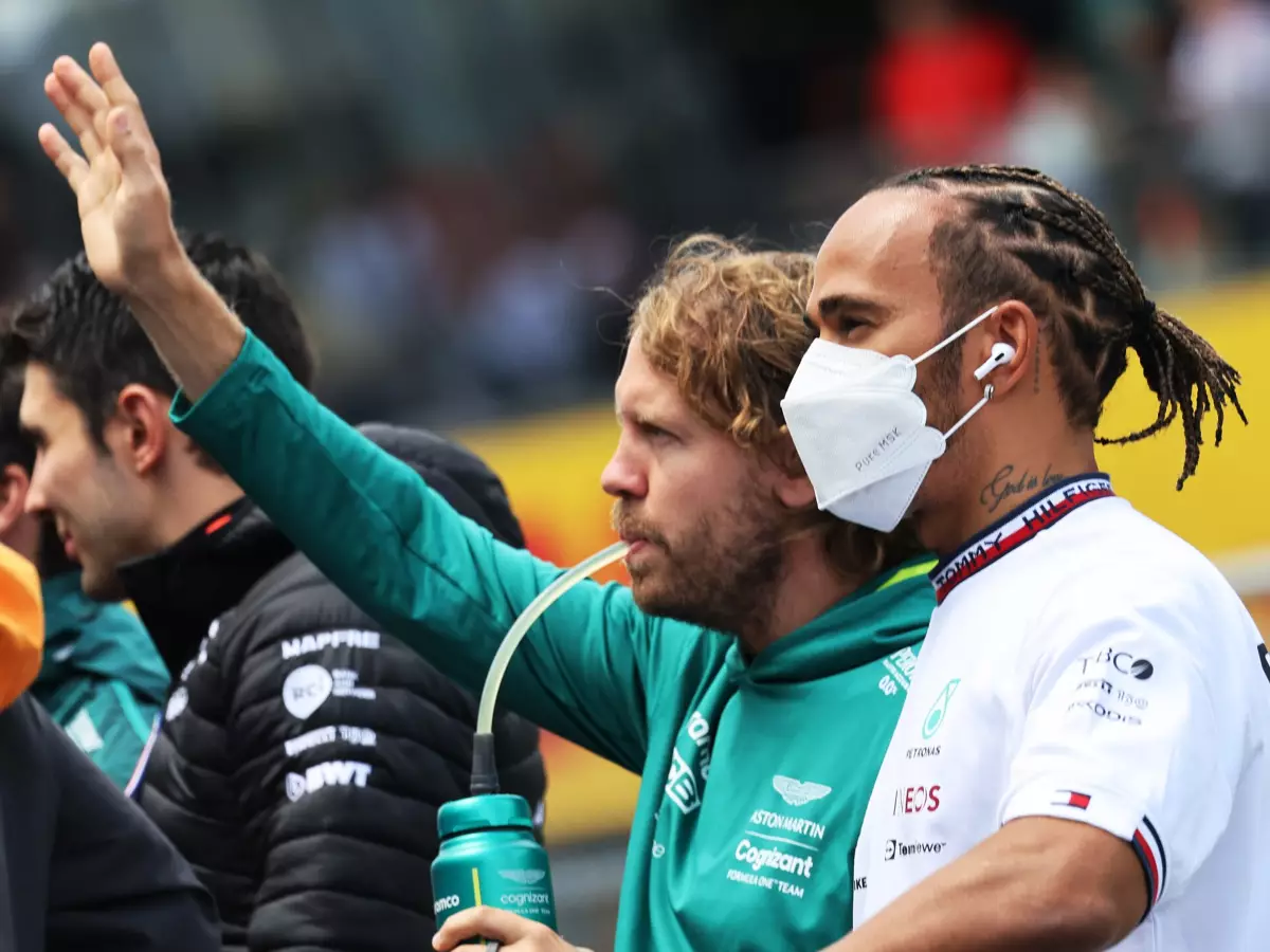 Esteban Ocon, Sebastian Vettel, Lewis Hamilton Foto zur News: Hamilton #AND# Vettel: "Wir brauchen mehr Leute, die ihre Plattform nutzen"