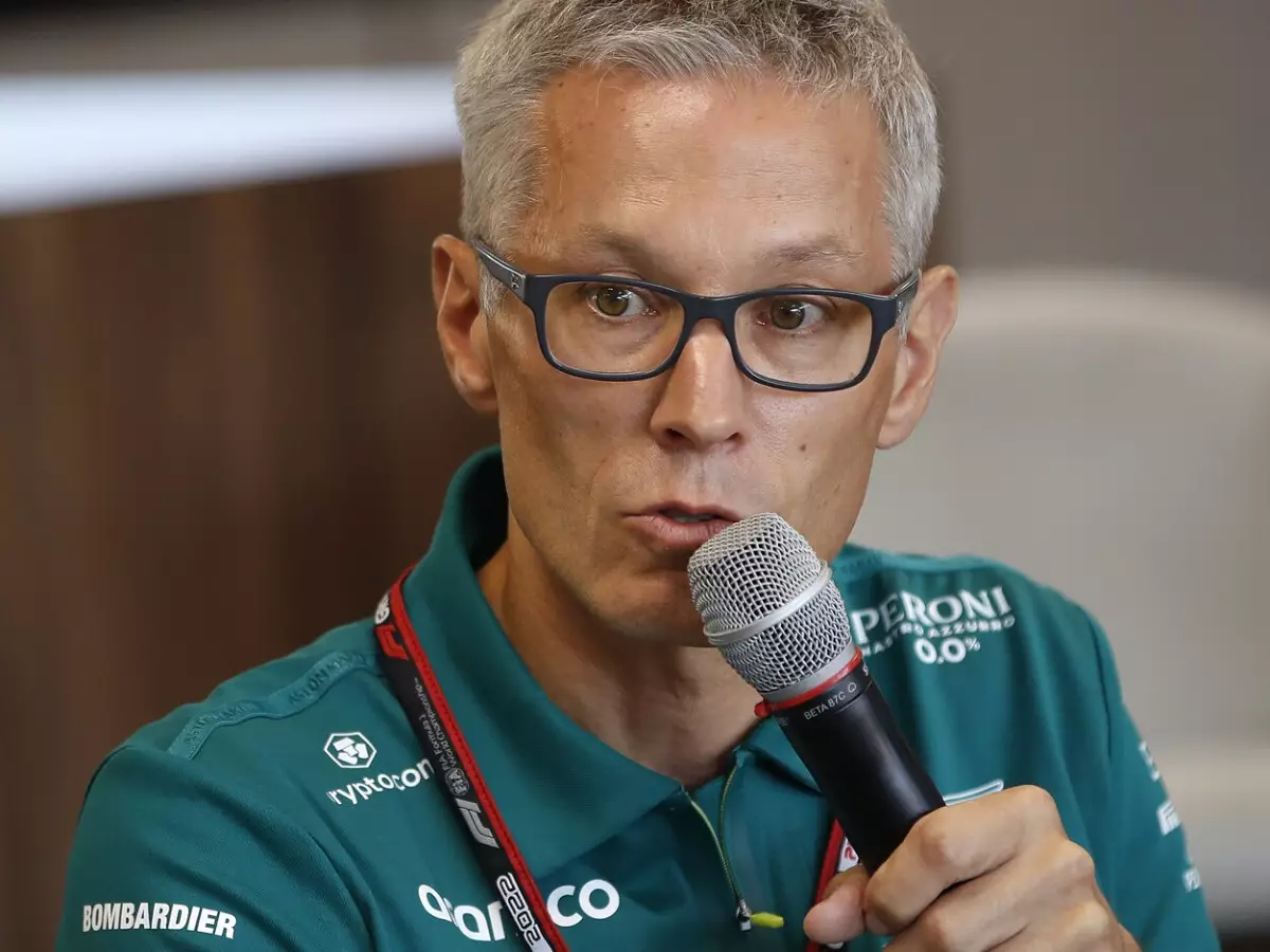 Mike Krack (Teamchef Aston Martin) Foto zur News: Aston Martin: Mitarbeiter haben nach Führungsrunde Fotos geschickt