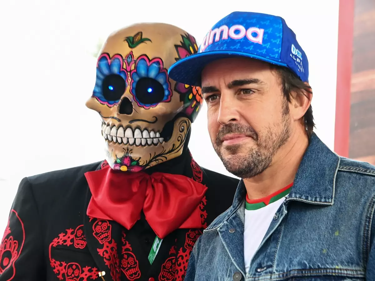 Fernando Alonso mit einem Kostümträger beim Formel-1-Rennen in Mexiko Foto zur News: Fernando Alonso: Formel 1 bekommt "Riesenproblem", wenn Strafe bleibt!