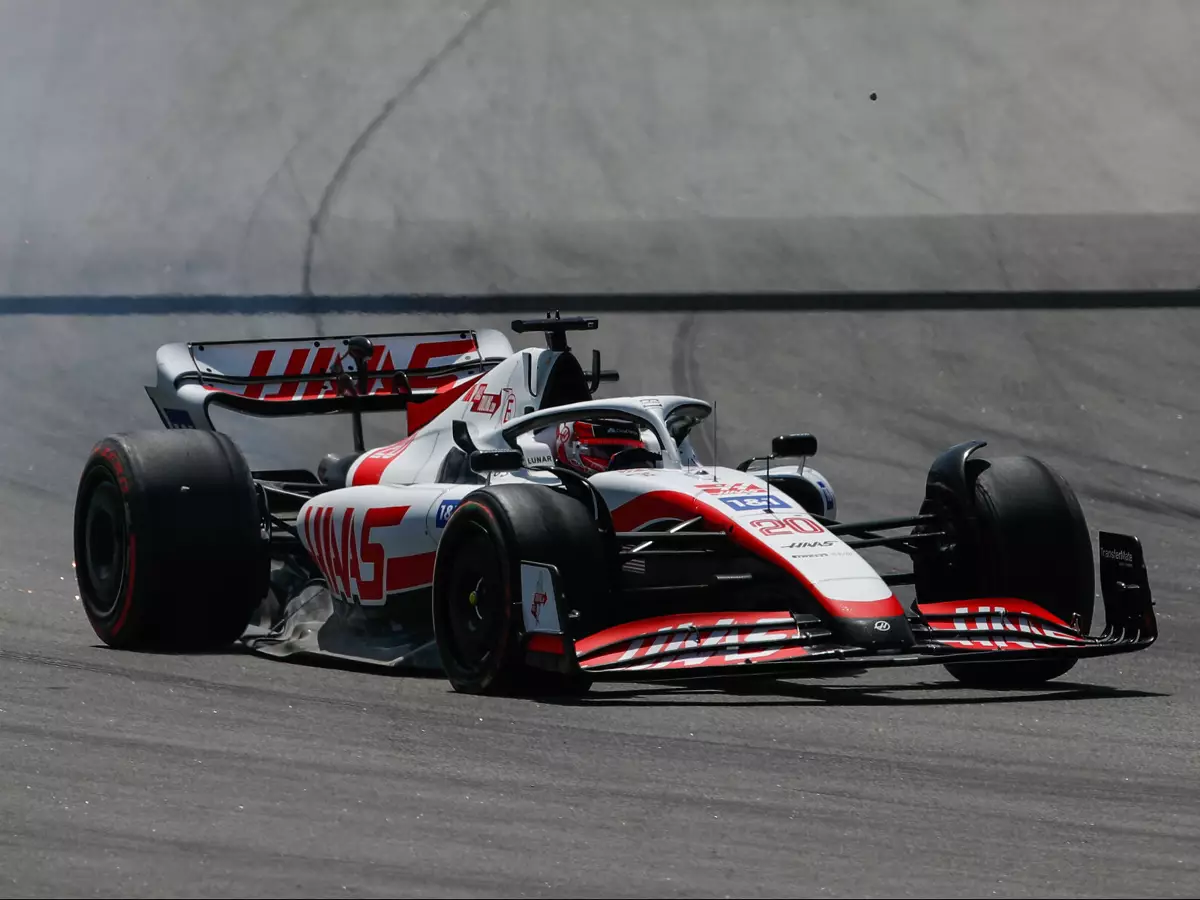 Kevin Magnussen (Haas VF-22) ist beim Formel-1-Rennen in Barcelona 2022 mit beschädigtem Frontflügel unterwegs Foto zur News: Weniger "Spiegelei": FIA will Teams mehr Verantwortung geben
