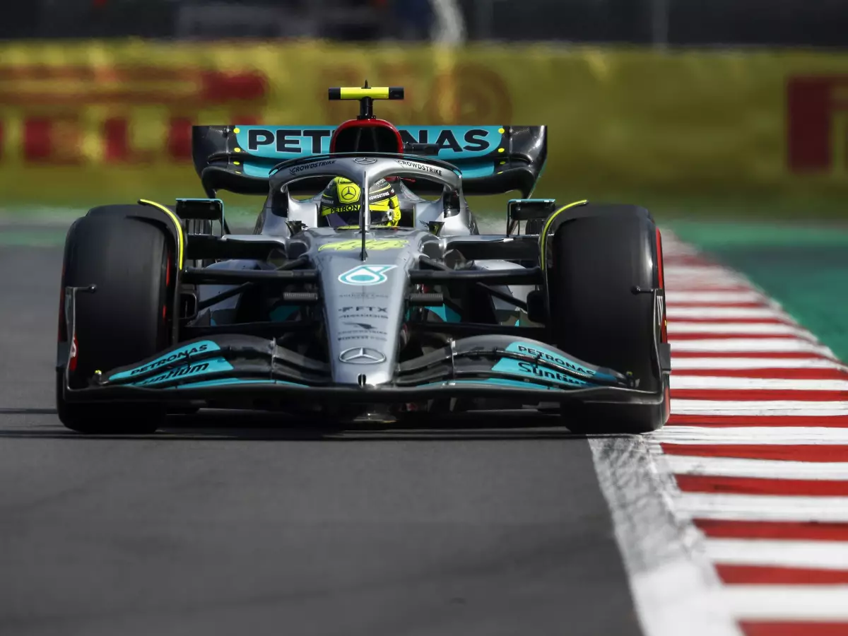 Lewis Hamilton Foto zur News: Lewis Hamilton: "Am Kurvenausgang fiel die Leistung kurz aus"