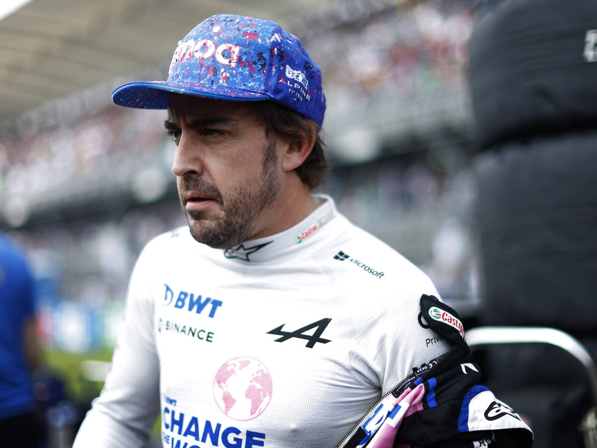 Foto zur News: Fernando Alonso mit Aston-Martin-Debüt beim Test in Abu Dhabi
