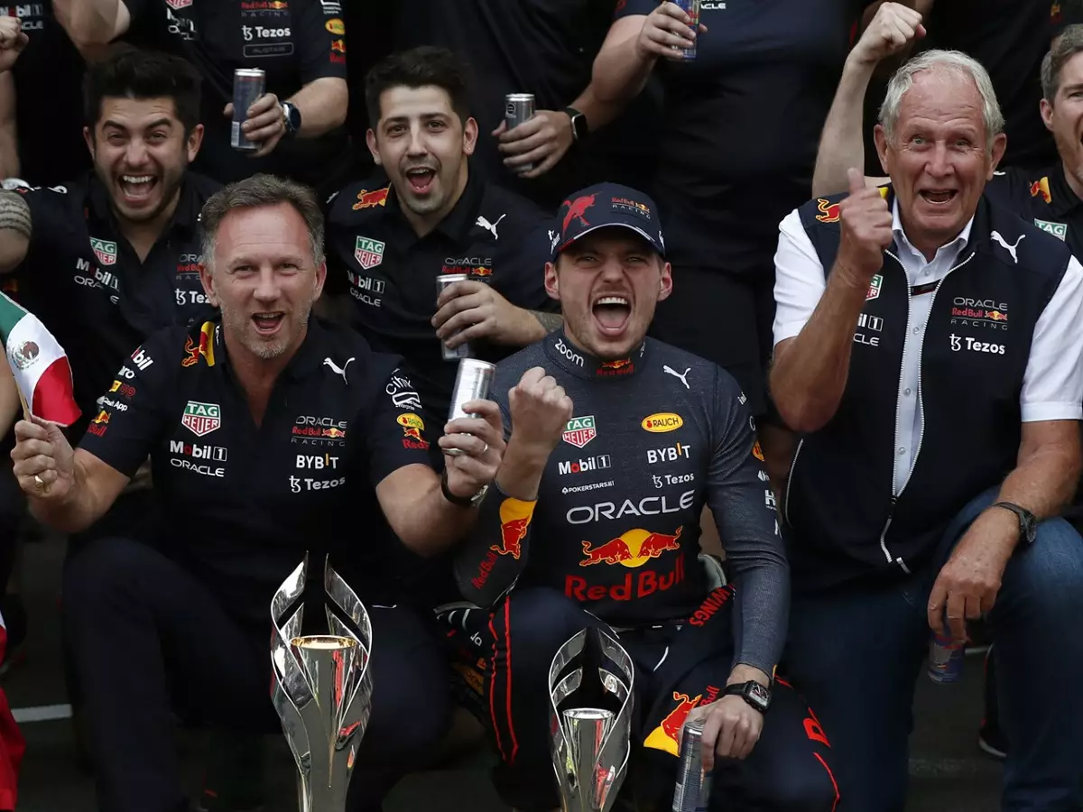 Sergio Perez, Christian Horner, Max Verstappen, Helmut Marko, Adrian Newey Foto zur News: Horner vergleicht Red-Bull-Erfolge: Verstappen besser als Vettel?