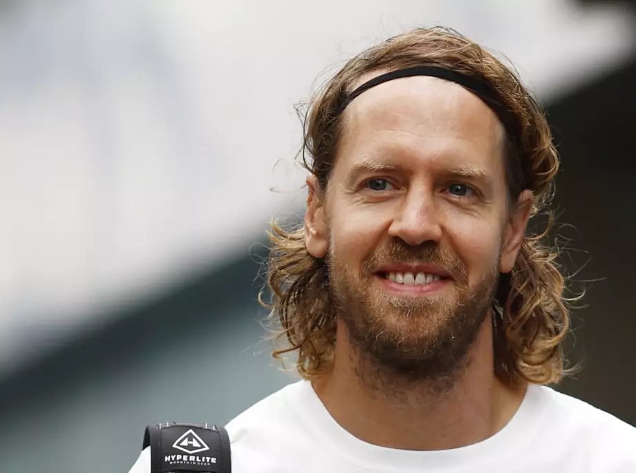 Sebastian Vettel bei seiner Ankunft in Sao Paulo in Brasilien 2022 Foto zur News: Vettel offenbart "große" Bewunderung für Rallyefahrer