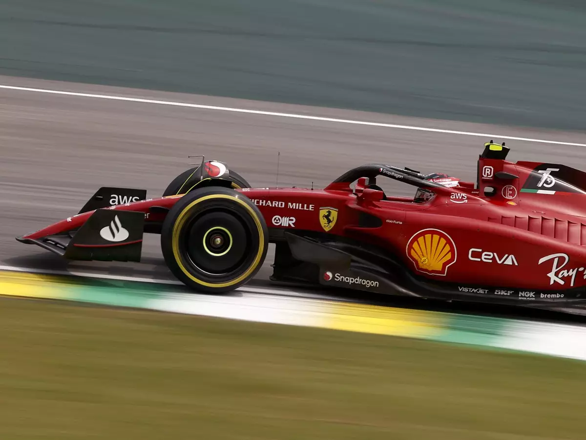Carlos Sainz im Ferrari F1-75 beim Formel-1-Training in Brasilien Foto zur News: Carlos Sainz: Habe seit 2015 nicht mehr so viel gelernt