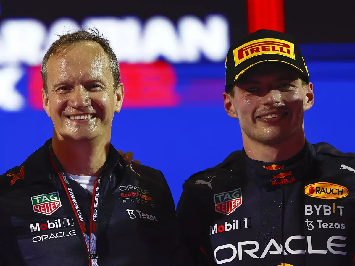 Red-Bull-Chefingenieur Paul Monaghan mit Formel-1-Fahrer Max Verstappen Foto zur News: Paul Monaghan korrigiert Verstappen-Story: Technisch doch sehr gut