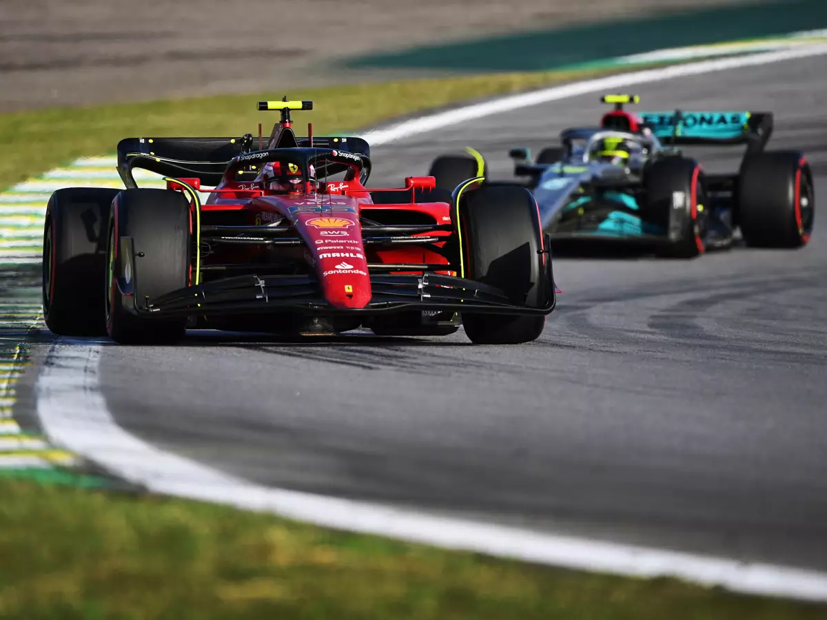 Carlos Sainz, Lewis Hamilton Foto zur News: Mercedes kämpft um P2: "Haben eine Außenseiterchance"