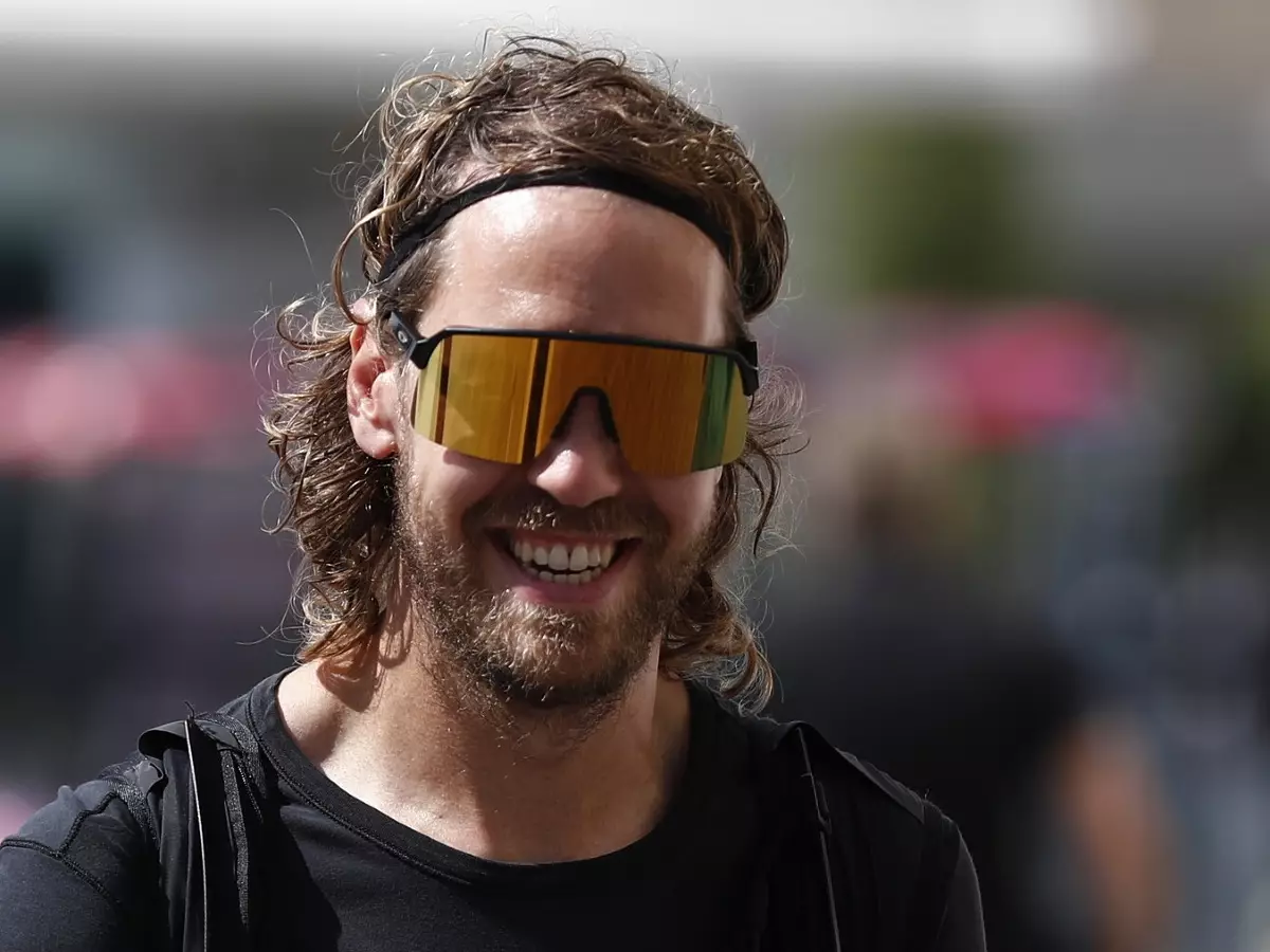 Sebastian Vettel bei seiner Ankunft im Formel-1-Fahrerlager in Abu Dhabi 2022 Foto zur News: Sebastian Vettels Formel-1-Abschied: "Fühlt sich schon etwas anders an"