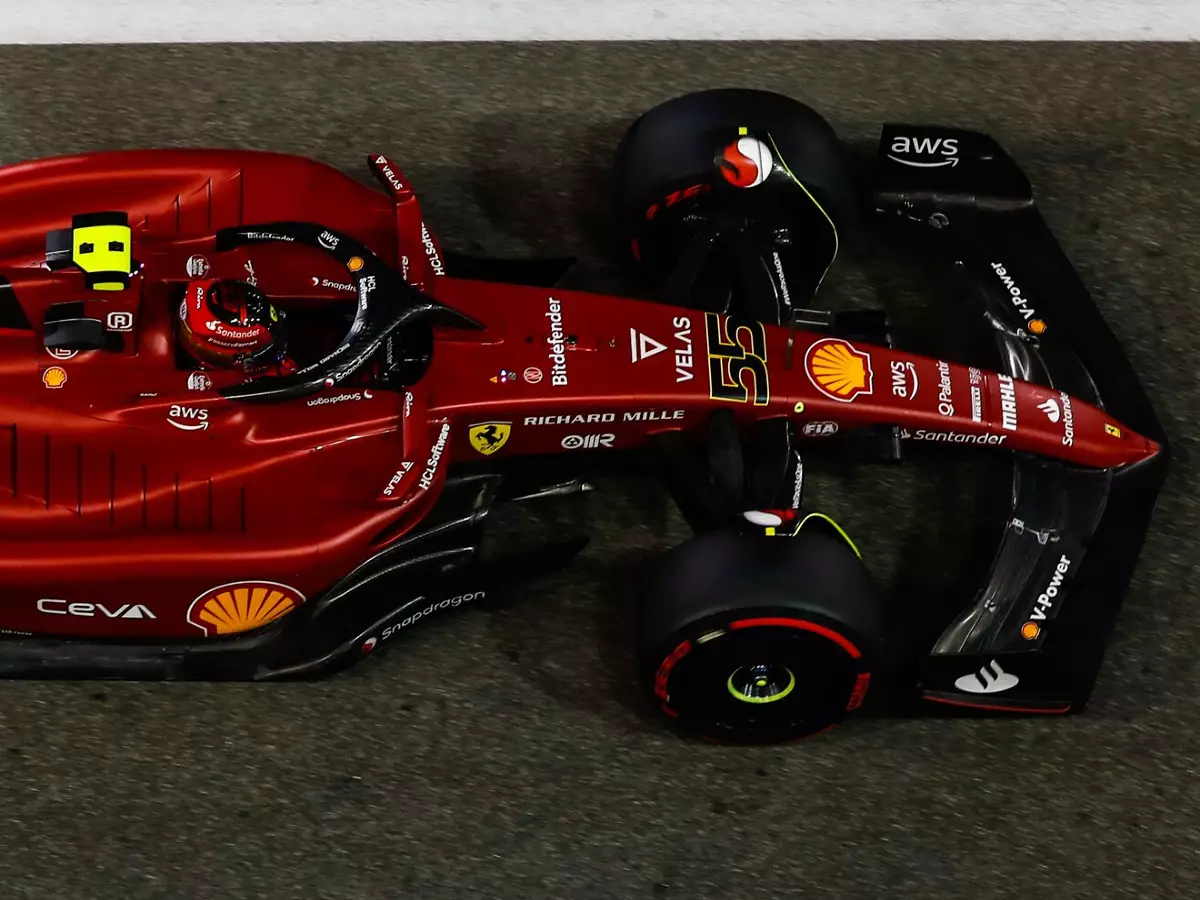 Carlos Sainz im Ferrari F1-75 in der Formel-1-Boxengasse in Abu Dhabi Foto zur News: Ferrari fürchtet Nachteil über die Renndistanz in Abu Dhabi