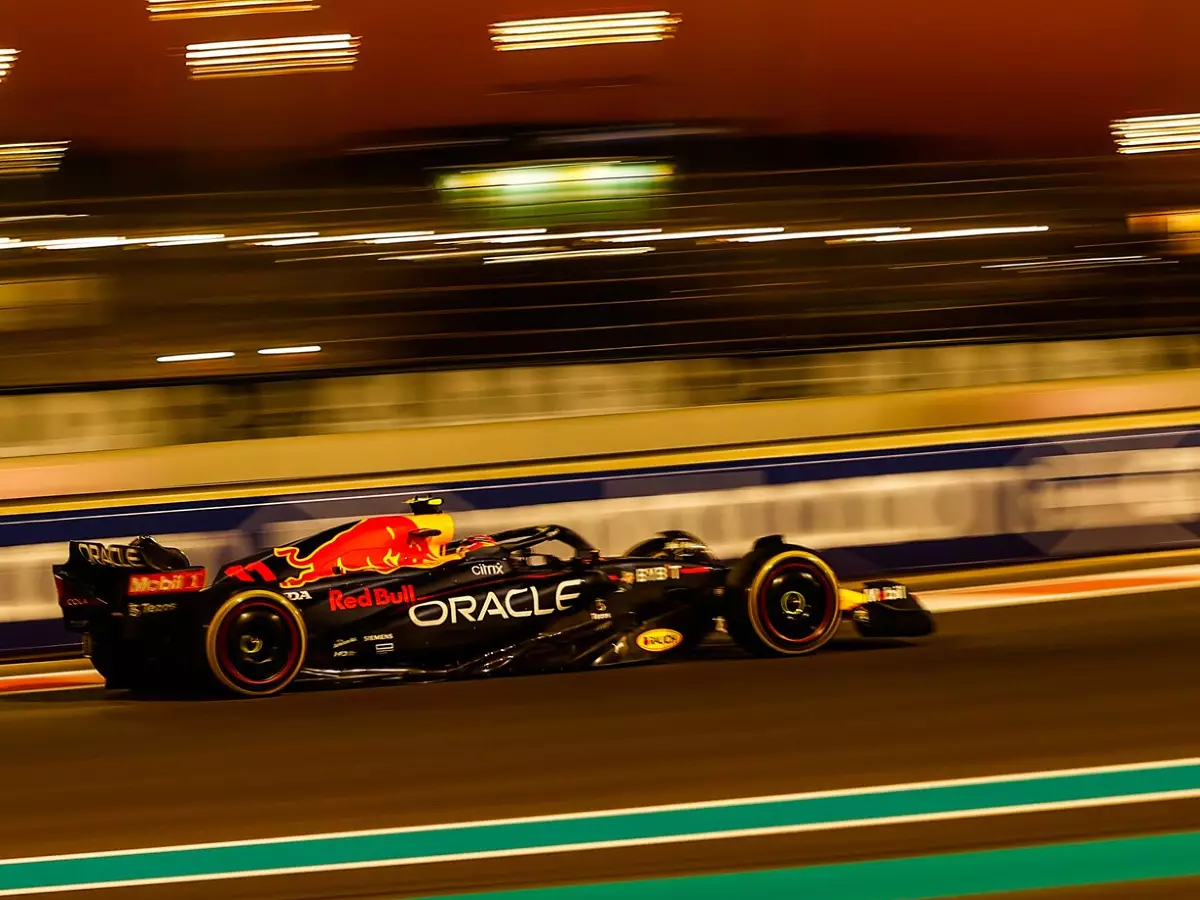 Sergio Perez im Red Bull RB18 beim Freitagstraining der Formel 1 2022 in Abu Dhabi Foto zur News: Red Bull im Freitagstraining "insgesamt gut" unterwegs