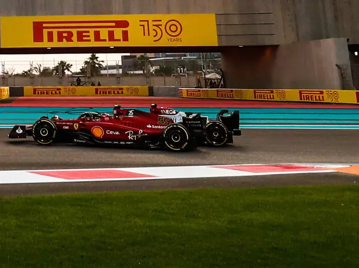 Carlos Sainz, Lewis Hamilton Foto zur News: Sainz bemängelt "freches" Hamilton-Manöver, aber ohne Vorwurf