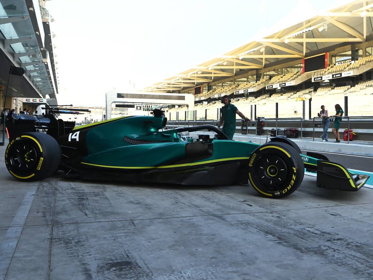 Foto zur News: Formel-1-Test Abu Dhabi: Logofreier Alonso im Vettel-Aston auf P11
