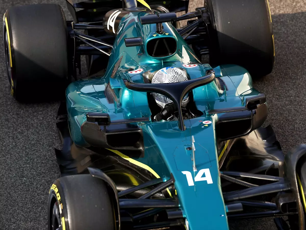 Foto zur News: Erster F1-Test im Aston Martin beschert Alonso Flashback: Wie mit Jaguar 2002