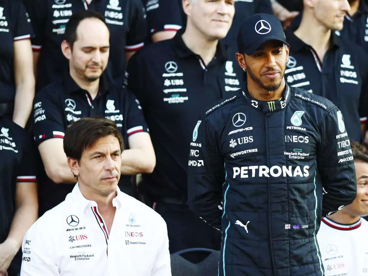 Toto Wolff, Lewis Hamilton Foto zur News: Toto Wolff: 2021 hat viel mehr wehgetan als 2022