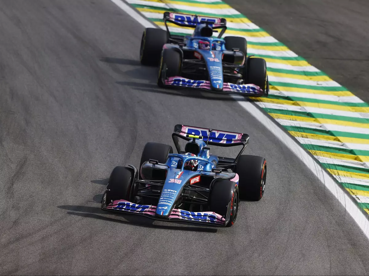 Esteban Ocon, Fernando Alonso Foto zur News: Rossi: Alpine beim ersten F1-Test 2022 "mit einem Scherbenhaufen"