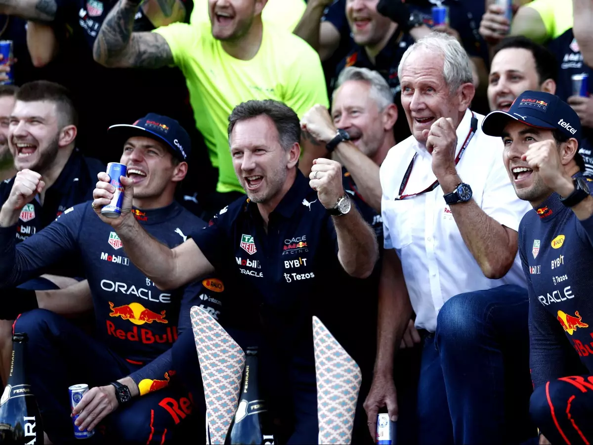 Max Verstappen, Christian Horner, Helmut Marko, Sergio Perez Foto zur News: Christian Horner: Verstappen hat seit 2021 noch einen Schritt gemacht