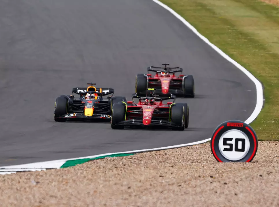 Carlos Sainz, Max Verstappen, Charles Leclerc Foto zur News: Formel 1 schmiedet Pläne für 2026: Kommt ein umgekehrtes DRS?